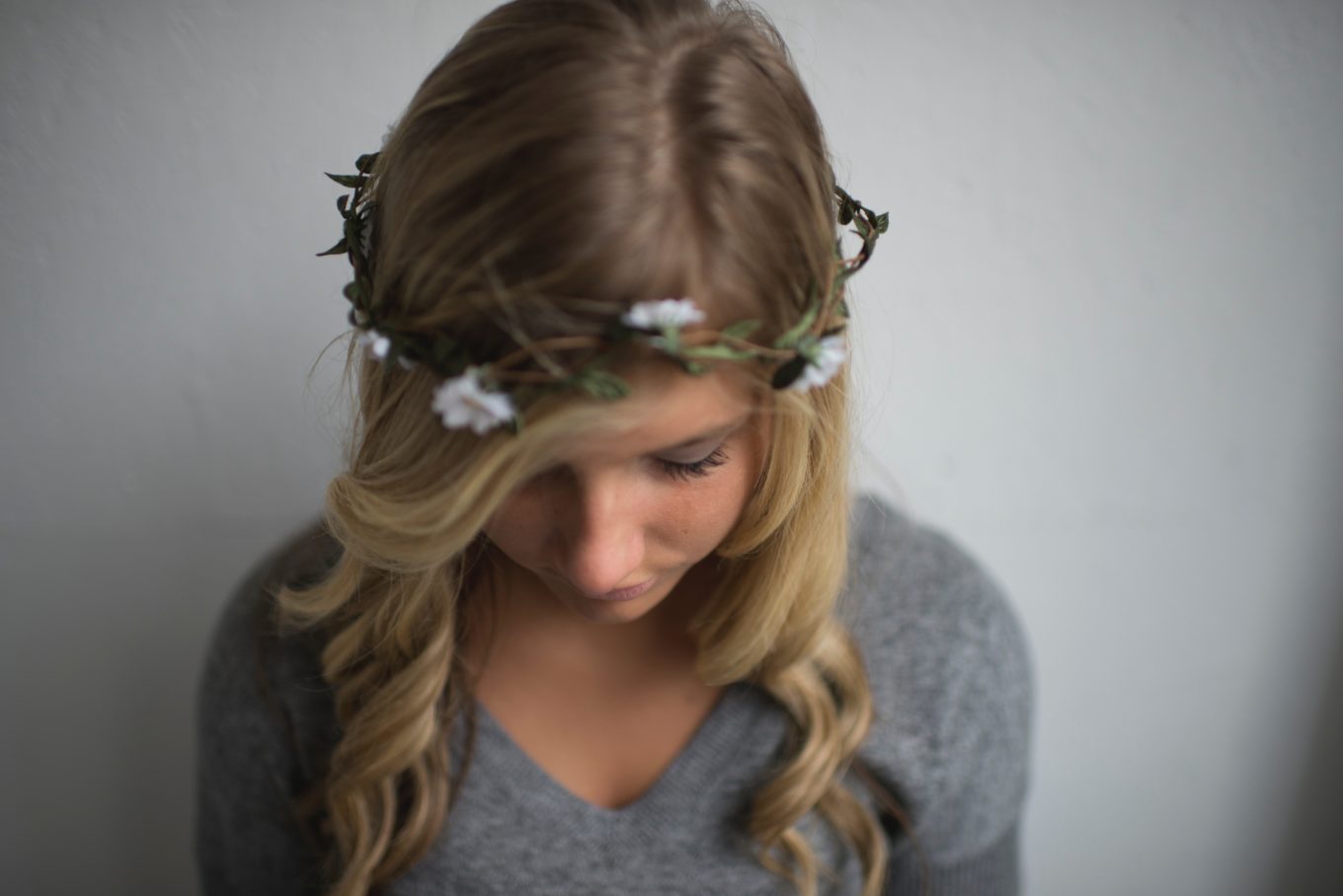 Symbolbild: Frau mit Blumenkranz im Haar. Nahaufnahme